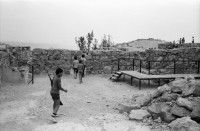 Image of sheet 19800120 photo 15: Im Jerusalemer Orthodoxen Teil, Mea Shearim, Massada bewaffnete TouristInnen und Kultur Städte.Schwebebahn.Aussicht auf Jordantal. Totes Meer. Schweizer im Dienst der israelischen
Armee, bewacht die Strassensperre.22-24 Badende Touristinnen im Toten Meer. Palestinensische SchülerInnen und Touristen im Badekostüm. Olivia und Soldat. Soldaten Gruppe. einer spiehlt Gitarre. Ruth Guggenheim Heussler eingesalbt mit X. Strand. Israel 1980 Palästina Palestine