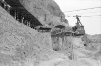 Image of sheet 19800120 photo 19: Im Jerusalemer Orthodoxen Teil, Mea Shearim, Massada bewaffnete TouristInnen und Kultur Städte.Schwebebahn.Aussicht auf Jordantal. Totes Meer. Schweizer im Dienst der israelischen
Armee, bewacht die Strassensperre.22-24 Badende Touristinnen im Toten Meer. Palestinensische SchülerInnen und Touristen im Badekostüm. Olivia und Soldat. Soldaten Gruppe. einer spiehlt Gitarre. Ruth Guggenheim Heussler eingesalbt mit X. Strand. Israel 1980 Palästina Palestine

8888