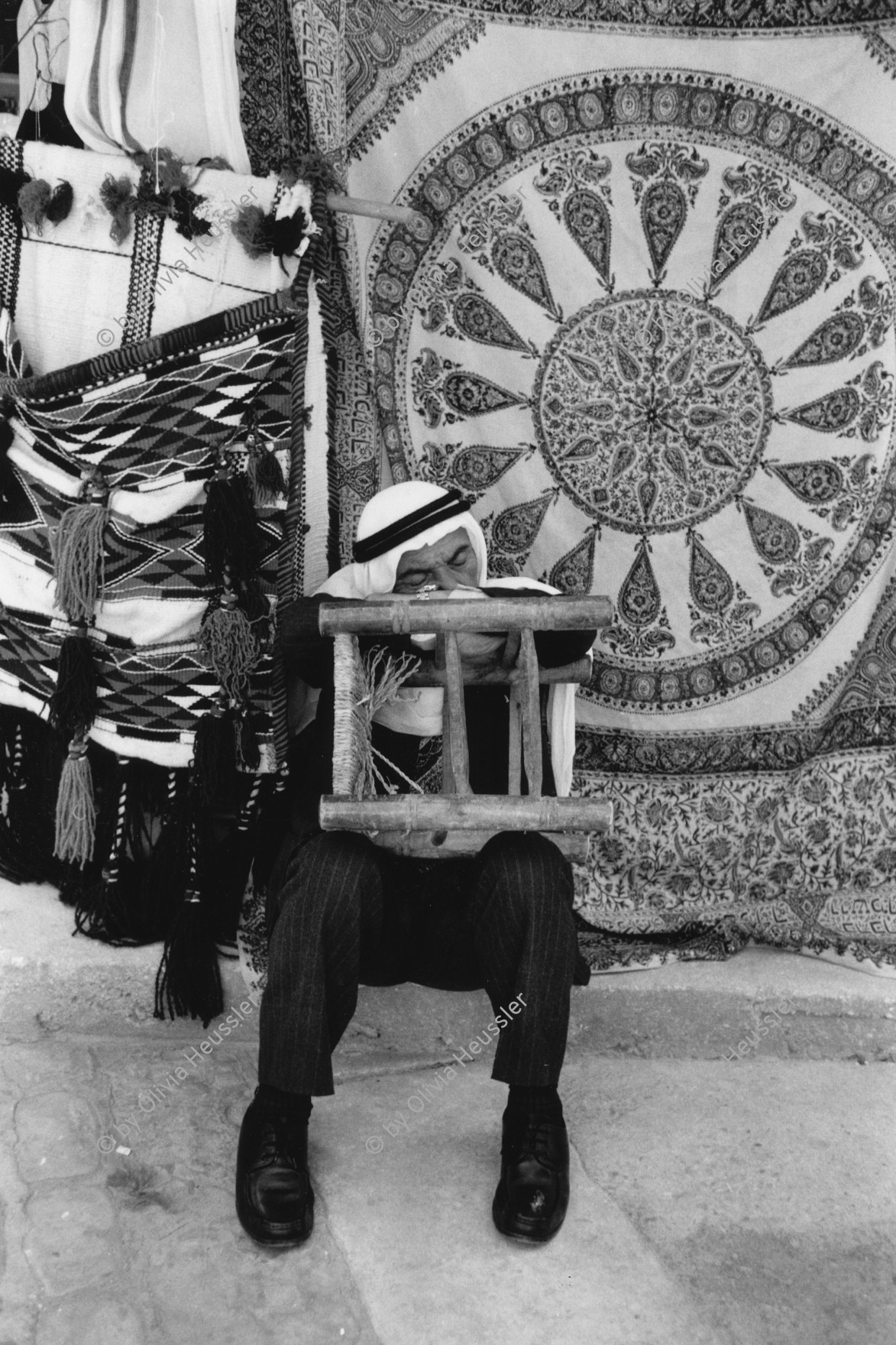 Image of sheet 19800120 photo 2: Ein alter Palästinenser hält Siesta. Ost - Jerusalem Palästina 06.80 √

An elderly Palestinian takes a siesta. East Jerusalem Israel Palestine 1980