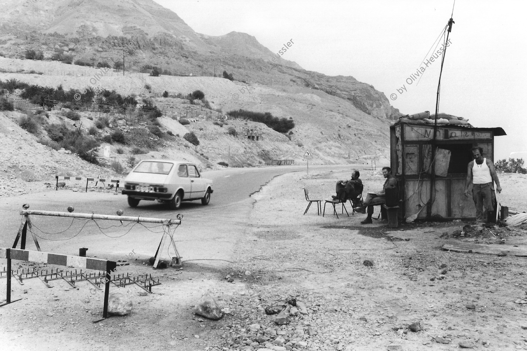 Image of sheet 19800120 photo 22: Schweizer im Dienst der israelischen Armee. Soldaten an einer Strassensperre am Toten Meer, Palästina Palestine. Westbank besetzt 6.80 Israel 1980  √ Aus: Out of Jerusalem / Jenseits von Jerusalem page 85
A Swiss soldier in the Israeli army. A roadblock at the Dead sea.
Swiss Israeli dual-nationals  stand guard at a barricade at the dead sea. June