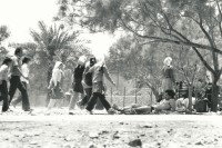 Image of sheet 19800120 photo 28: Das Tote Meer zieht wegen seiner heilenden Wirkung religiöse Besucherinnen aus Palästina an. Sonnende Touristen. Israel 1980 √