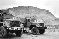 Image of sheet 19800120 photo 6: Israelische Militärfahrzeuge bei Massada Kultur Städte, Israel, Palästina 1980.