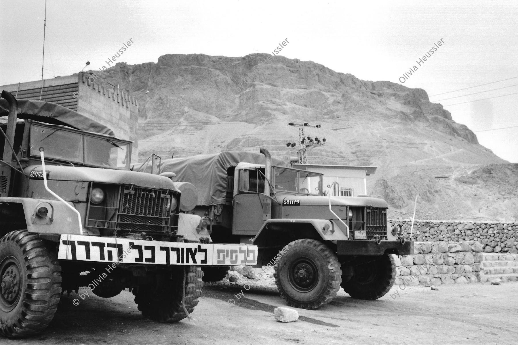 Image of sheet 19800120 photo 6: Israelische Militärfahrzeuge bei Massada Kultur Städte, Israel, Palästina 1980.