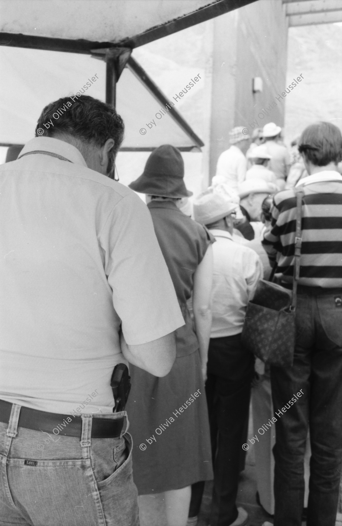 Image of sheet 19800120 photo 8: Im Jerusalemer Orthodoxen Teil, Mea Shearim, Massada bewaffnete TouristInnen und Kultur Städte.Schwebebahn.Aussicht auf Jordantal. Totes Meer. Schweizer im Dienst der israelischen
Armee, bewacht die Strassensperre.22-24 Badende Touristinnen im Toten Meer. Palestinensische SchülerInnen und Touristen im Badekostüm. Olivia und Soldat. Soldaten Gruppe. einer spiehlt Gitarre. Ruth Guggenheim Heussler eingesalbt mit X. Strand. Israel 1980 Palästina Palestine