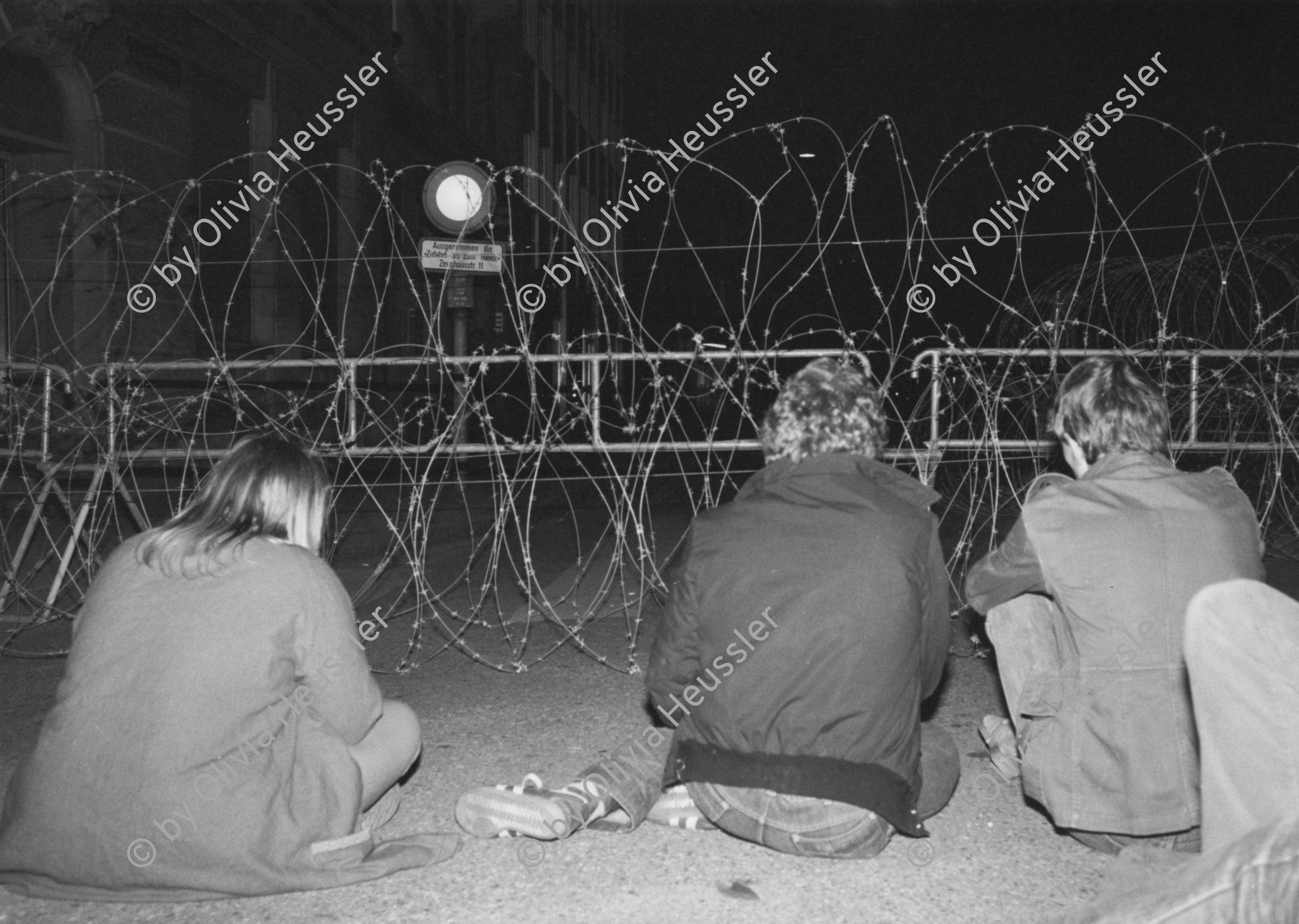 Image of sheet 19800150 photo 15: Besetzung vor der Kantonspolizei mit Stacheldraht, Zuerich 1980.
Jugendbewegung