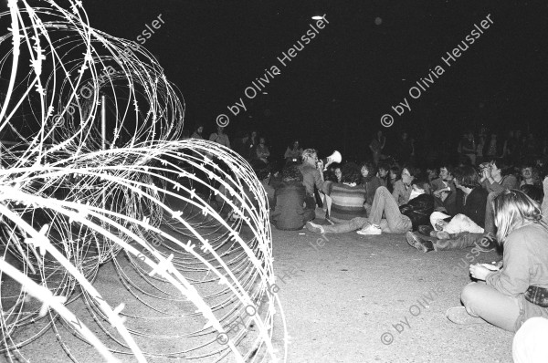 Image of sheet 19800150 photo 20: Stacheldraht mit Besetzung vor der Kantonspolizei, Zuerich 1980. p.46

Jugendbewegung