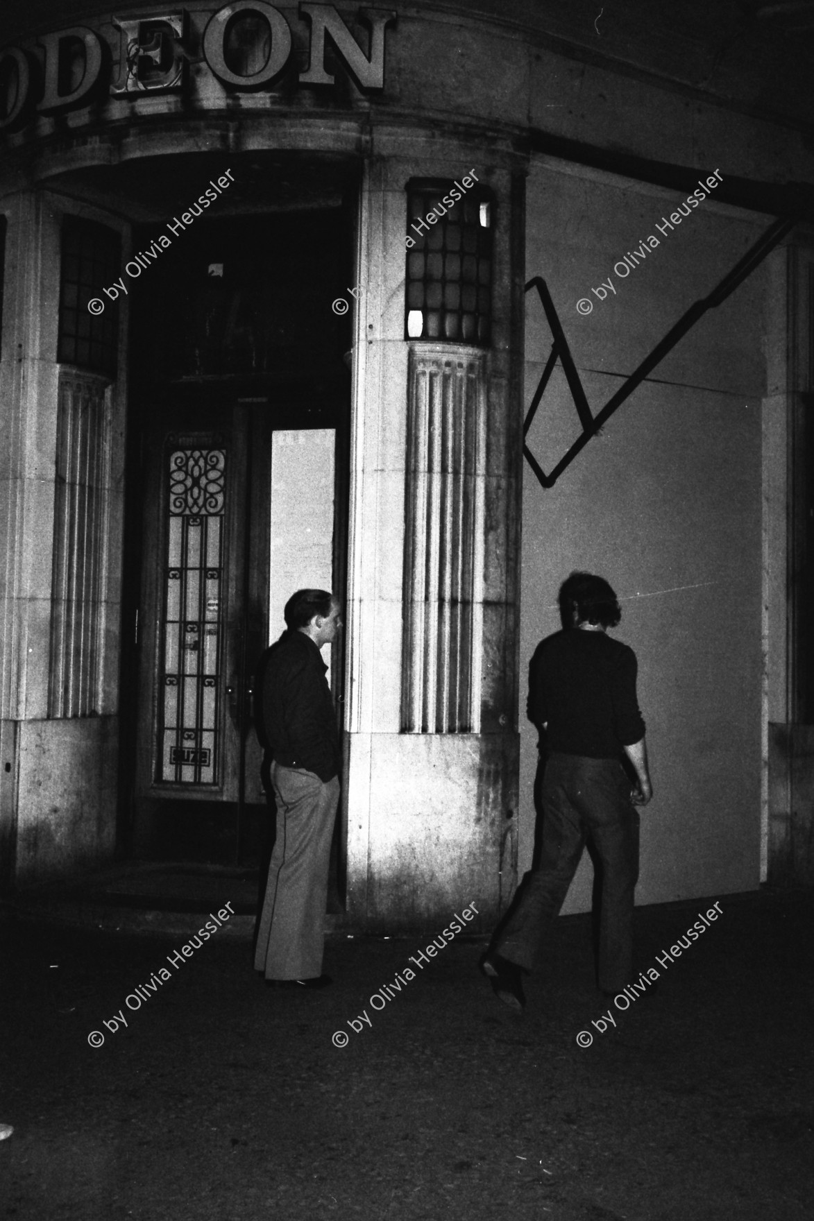 Image of sheet 19800150 photo 22: Fenster des Café Odeon sind mit Holzplatten geschützt, Zuerich 1980.

Jugendbewegung