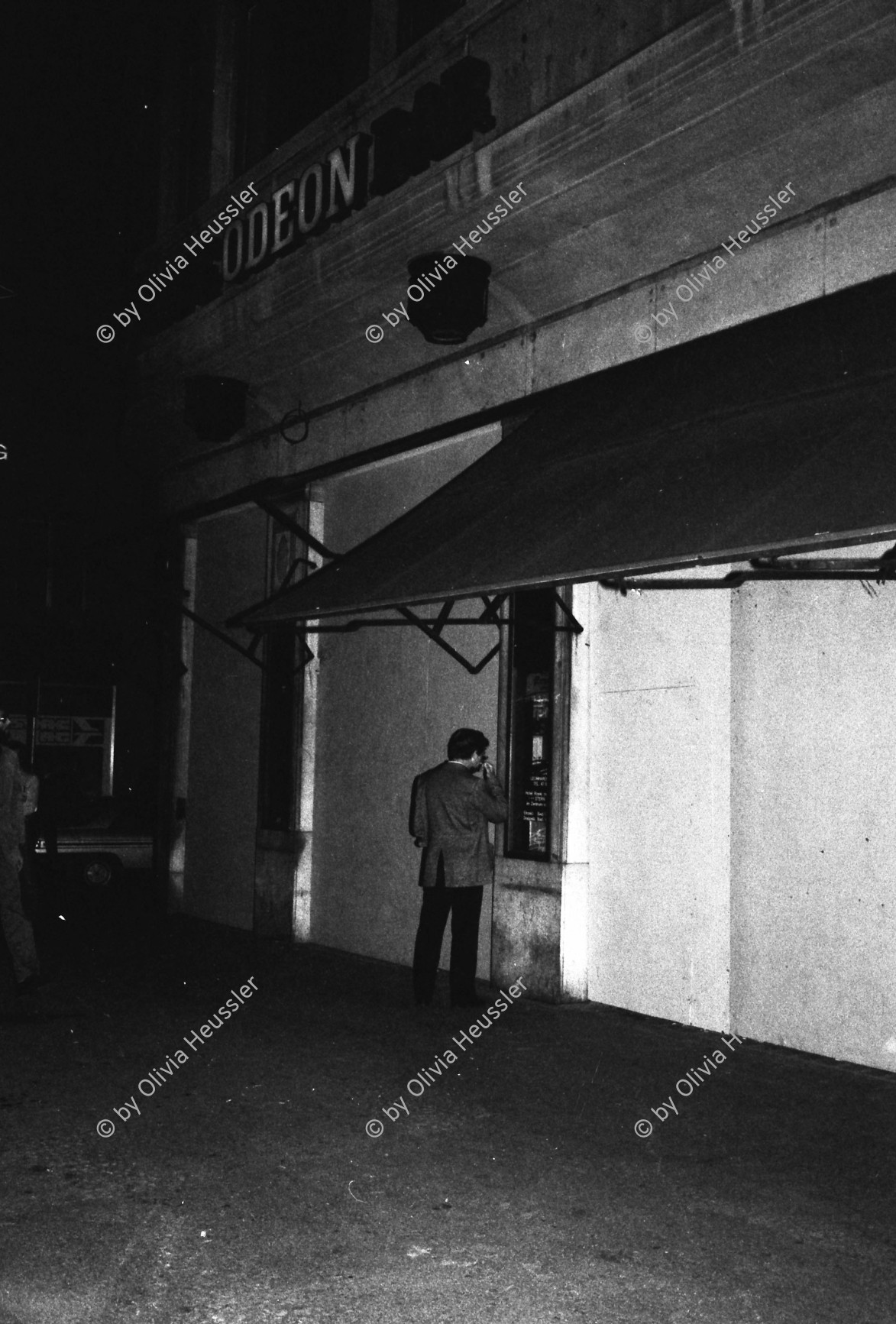 Image of sheet 19800150 photo 23: Fenster des Café Odeon sind mit Holzplatten geschützt, Zuerich 1980.

Jugendbewegung