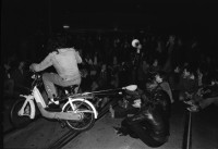 Image of sheet 19800150 photo 24: Fredy Meier auf Moped bei Besetzung am Bellevue, Zuerich 1980.

Jugendbewegung