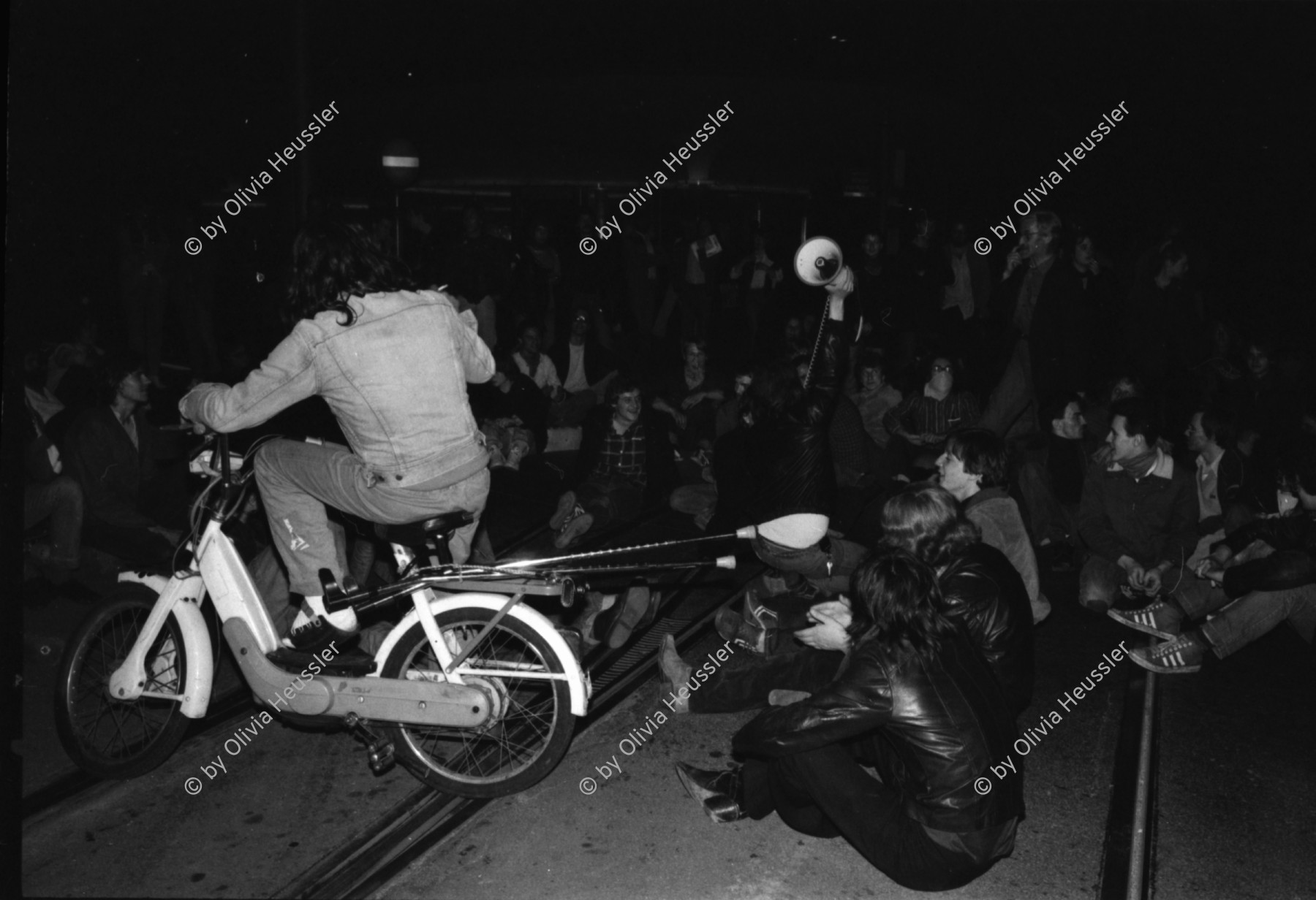 Image of sheet 19800150 photo 24: Fredy Meier auf Moped bei Besetzung am Bellevue, Zuerich 1980.

Jugendbewegung