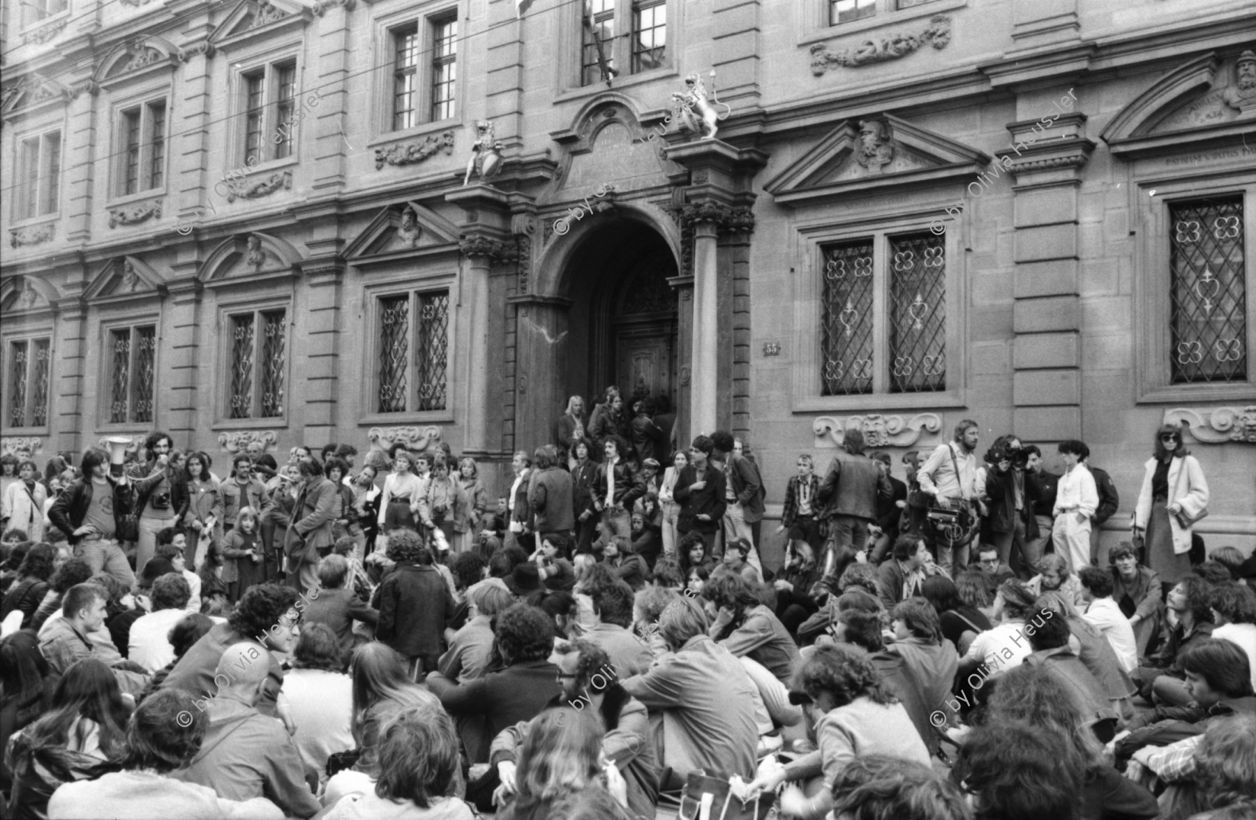 Image of sheet 19800160 photo 10: Zur Forderung eines Autonomen Jugendhauses wird der Platz vor dem Rathaus besetzt, Limmatquai Zuerich 1980.

Jugendbewegung