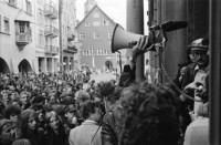 Image of sheet 19800160 photo 11: Zur Forderung eines Autonomen Jugendhauses wird der Platz vor dem Rathaus besetzt, Limmatquai Zuerich 1980.
Jugendbewegung