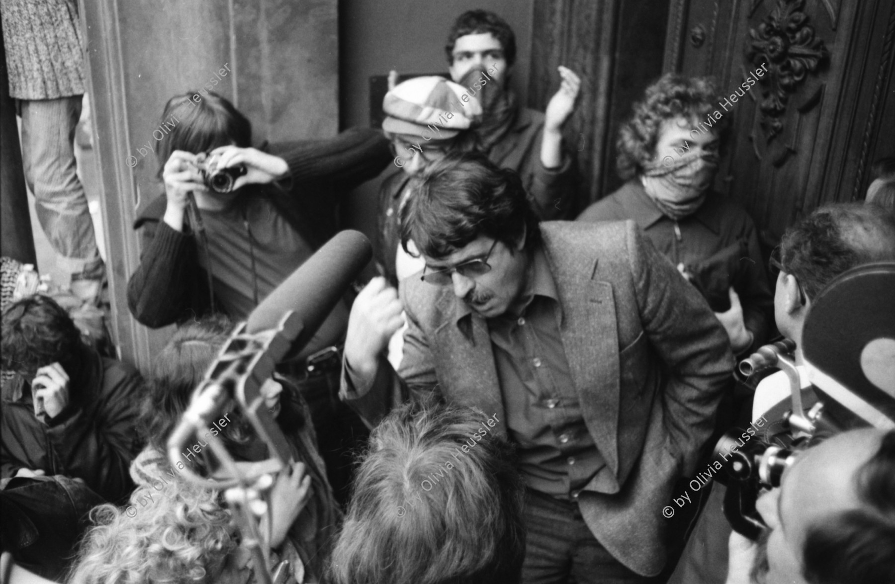 Image of sheet 19800160 photo 14: Zur Forderung eines Autonomen Jugendhauses wird der Platz vor dem Rathaus besetzt, Limmatquai Zuerich 1980.

Protest vor dem Eingang Rathaus. 
Jugendbewegung Markus Seiler, René Lechleitner, etc.