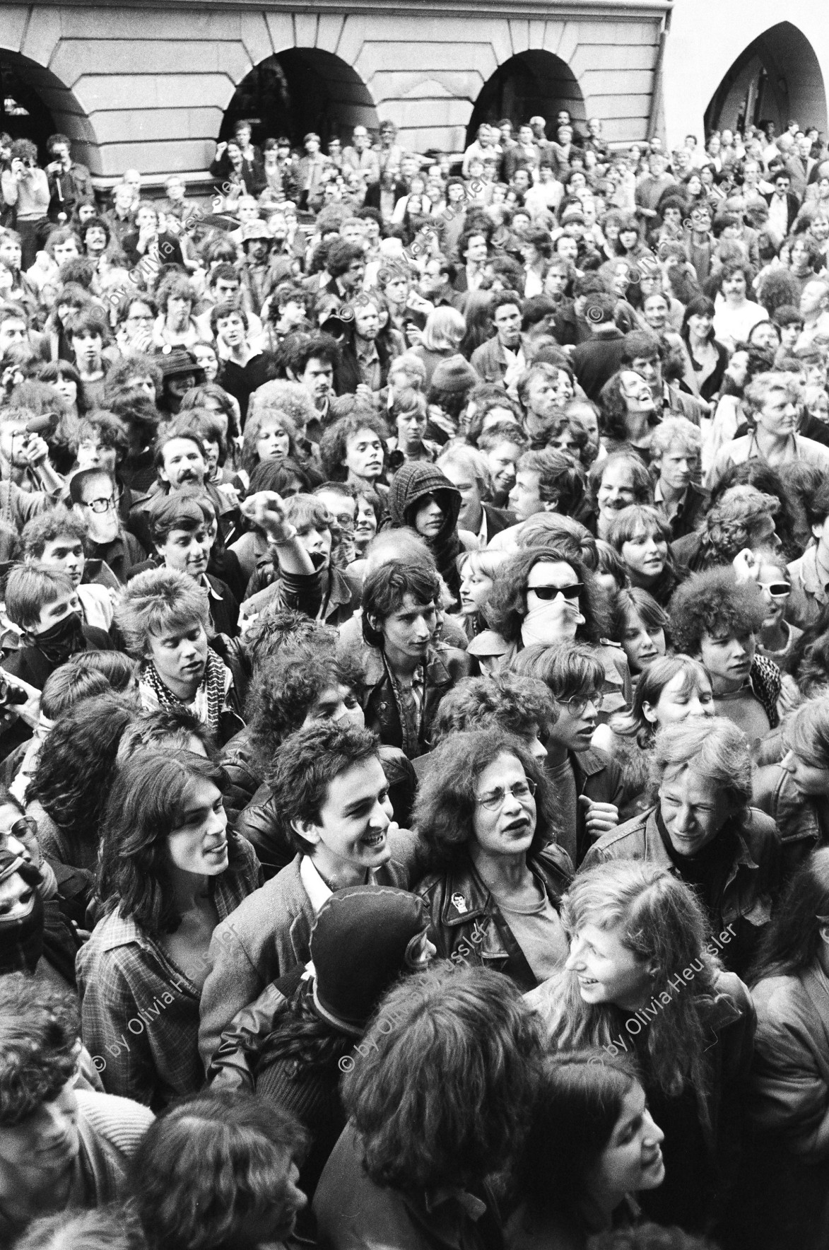 Image of sheet 19800160 photo 15: Zur Forderung eines Autonomen Jugendhauses wird der Platz vor dem Rathaus besetzt, Limmatquai Zuerich 1980.

Martin, Marco, Jürg, Sigi Widmer Maske, Barbara, Heinz Verlag Edition 8