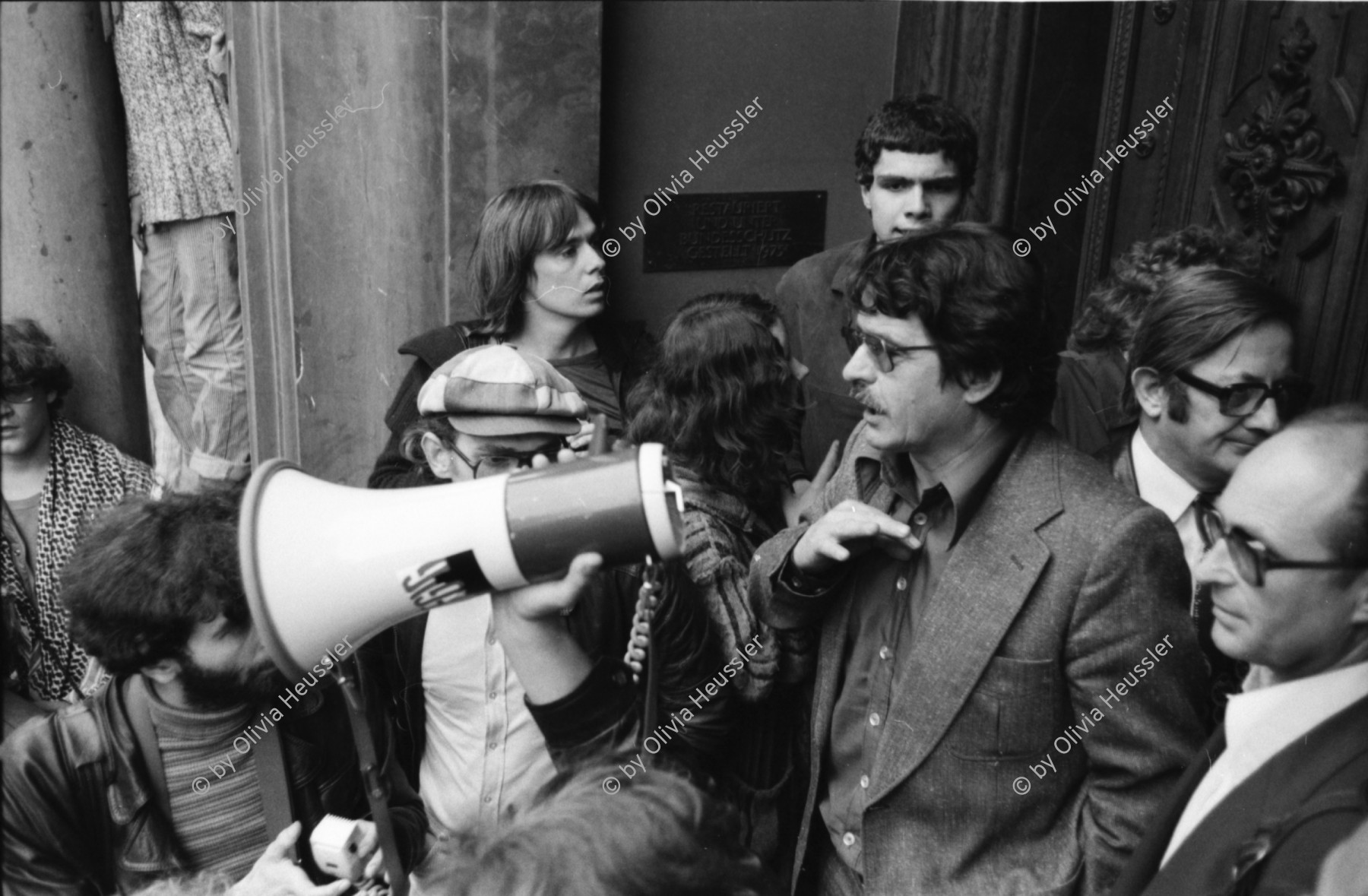 Image of sheet 19800160 photo 16: Am Eingang des Zürcher Rathaus. Zur Forderung eines Autonomen Jugendhauses wird der Platz vor dem Rathaus besetzt, Limmatquai Zuerich 1980.

Jugendbewegung