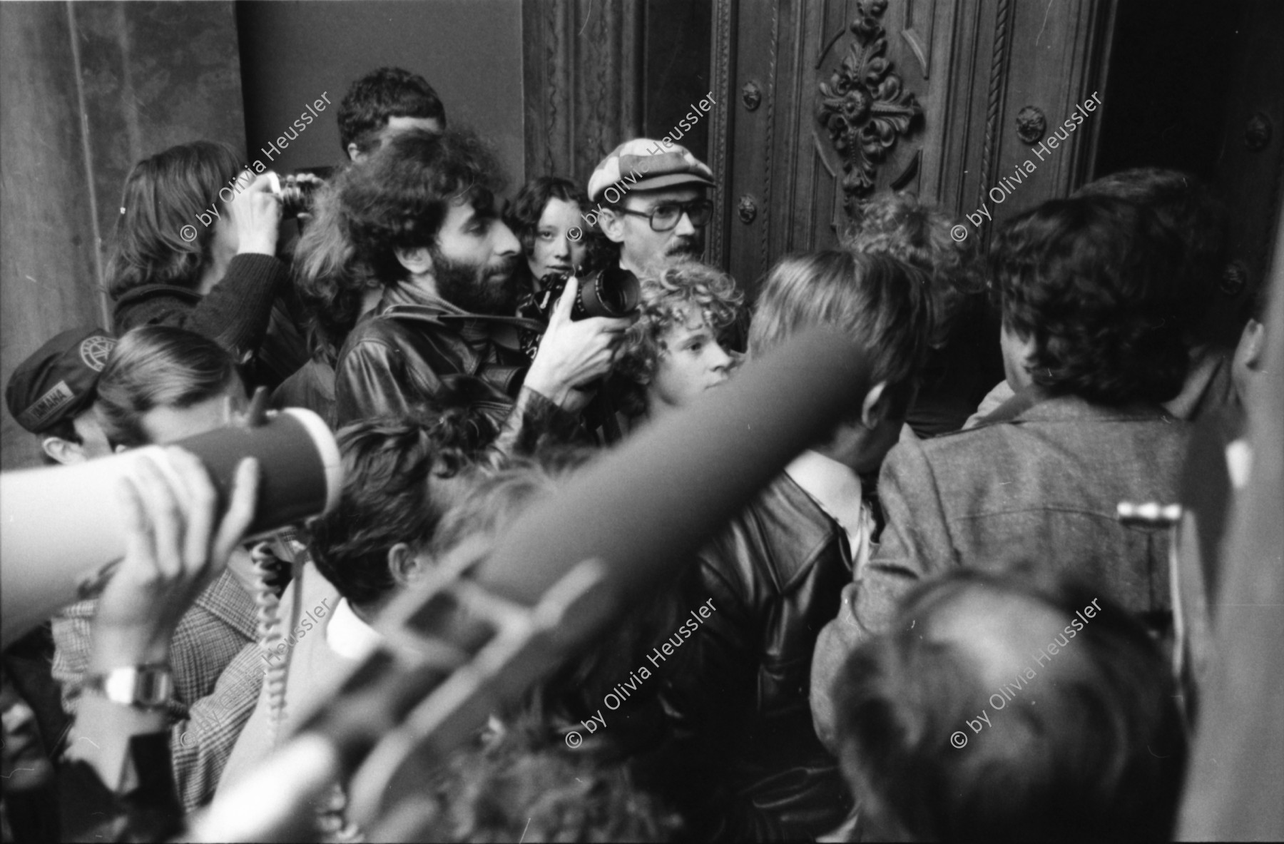 Image of sheet 19800160 photo 17: Presse (mit Klaus Rosza) vor dem Eingang des Rathaus. Zur Forderung eines Autonomen Jugendhauses wird der Platz vor dem Rathaus besetzt, Limmatquai Zuerich 1980.

Jugendbewegung