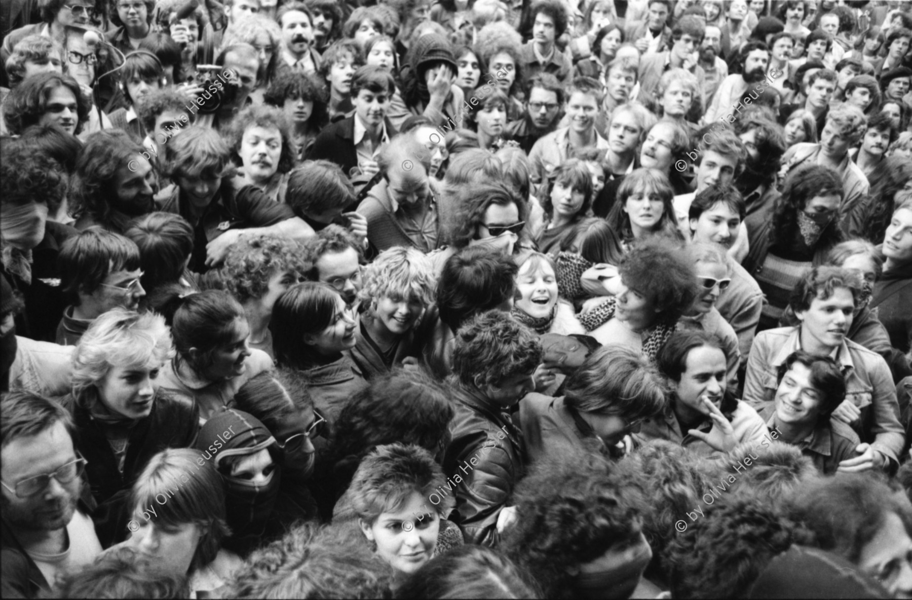 Image of sheet 19800160 photo 18: Zur Forderung eines Autonomen Jugendhauses wird der Platz vor dem Rathaus besetzt, Limmatquai Zuerich 1980.

Jugendbewegung