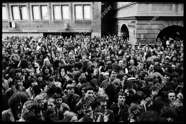 Image of sheet 19800160 photo 22: Zur Forderung eines Autonomen Jugendhauses wird der Platz vor dem Rathaus besetzt, Limmatquai Zuerich 1980.
From: Zürich Sommer 1980
Jugendbewegung