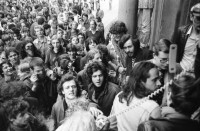 Image of sheet 19800160 photo 23: Zur Forderung eines Autonomen Jugendhauses wird der Platz vor dem Rathaus besetzt, Limmatquai Zuerich 1980.