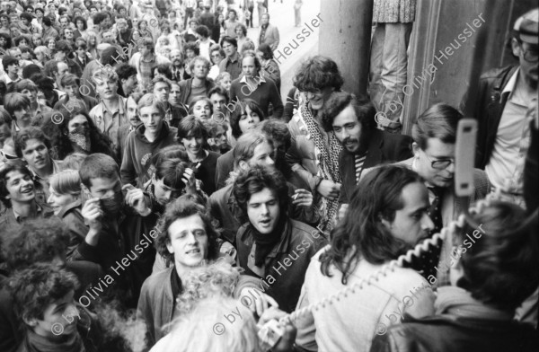 Image of sheet 19800160 photo 23: Zur Forderung eines Autonomen Jugendhauses wird der Platz vor dem Rathaus besetzt, Limmatquai Zuerich 1980.