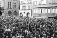 Image of sheet 19800160 photo 25: Zur Forderung eines Autonomen Jugendhauses wird der Platz vor dem Rathaus besetzt, Limmatquai Zuerich 1980.

Jugendbewegung