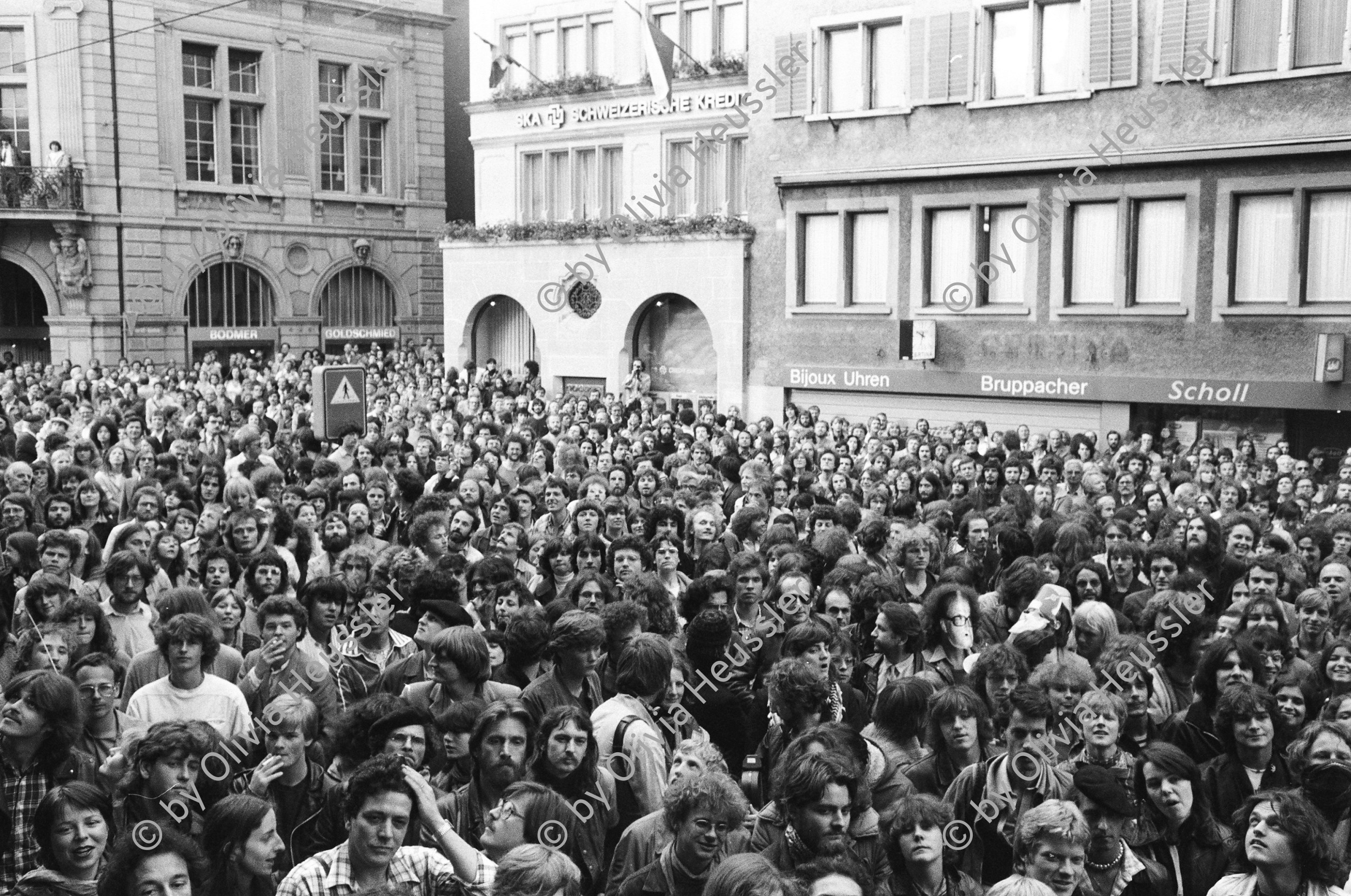 Image of sheet 19800160 photo 25: Zur Forderung eines Autonomen Jugendhauses wird der Platz vor dem Rathaus besetzt, Limmatquai Zuerich 1980.

Jugendbewegung