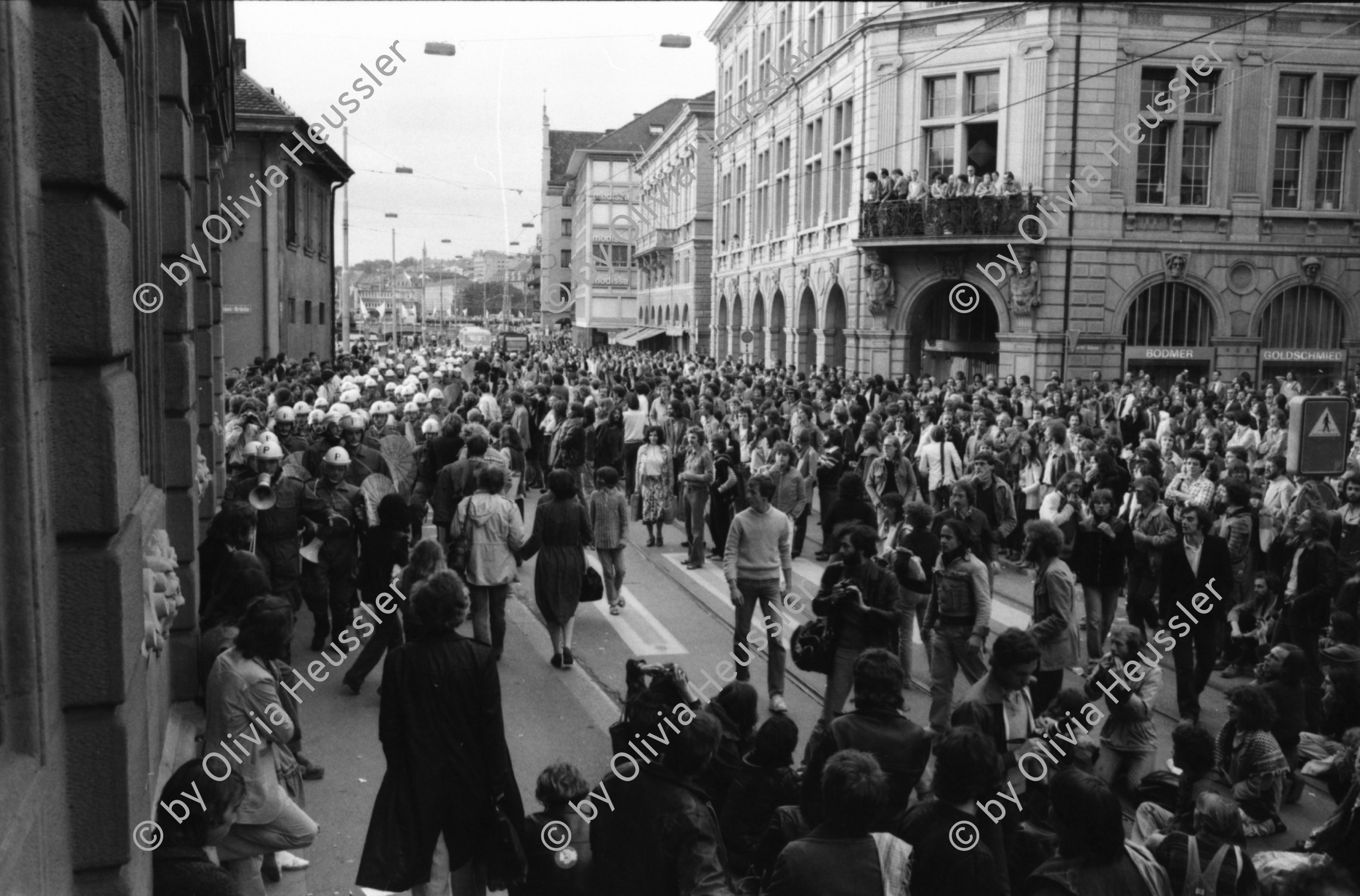 Image of sheet 19800160 photo 26: Polizeieinsatz gegen Demonstrierende vor dem Rathaus, Zuerich 1980.

Jugendbewegung Bewegig AJZ Zürcher Jugendunruhen Demonstrationen
Zürich Protest Youth movement