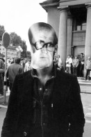 Image of sheet 19800160 photo 3: Mann mit Maske des Abbilds von Stadtpraesident Sigmund Widmer, Zuerich 1980. 
Jugendbewegung Unruhen Jugendunruhen Demonstrationen