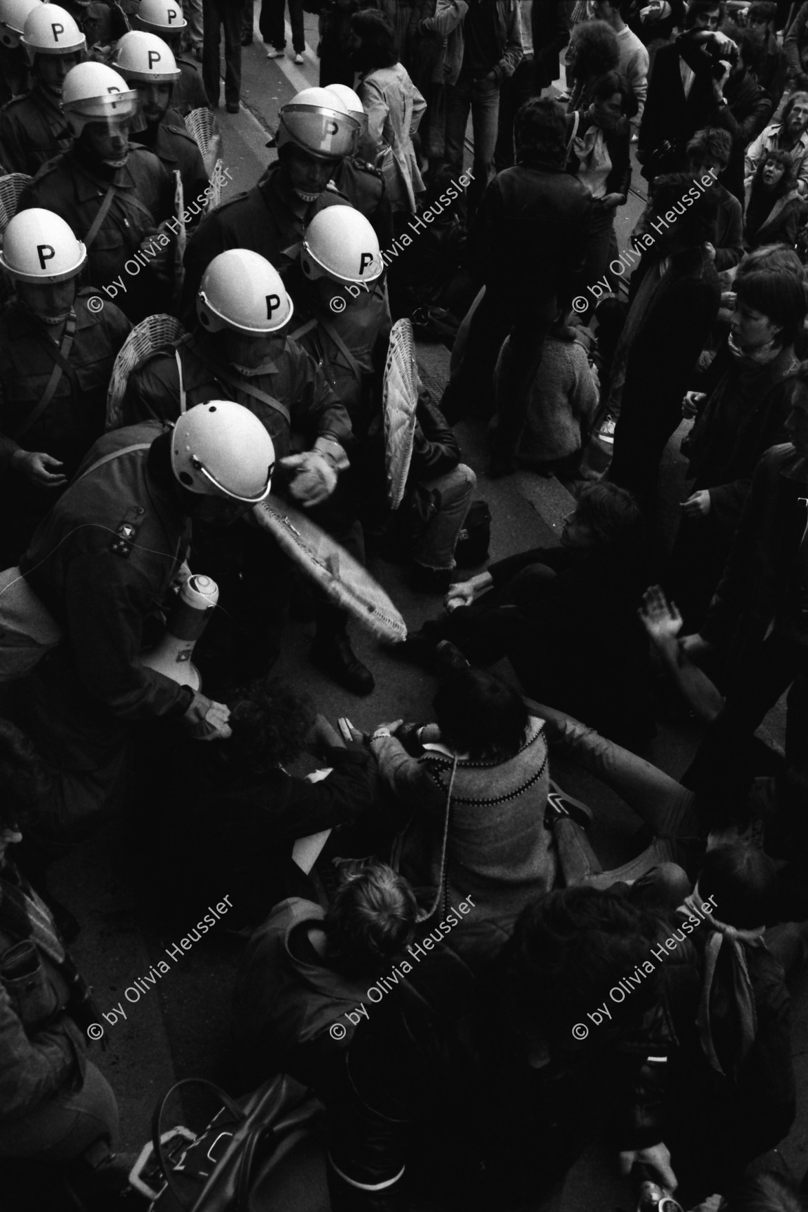 Image of sheet 19800160 photo 31: Polizeieinsatz gegen Demonstrierende vor dem Rathaus, Zuerich 1980.

Jugendbewegung Bewegig AJZ Zürcher Jugendunruhen Demonstrationen
Zürich Protest Youth movement
gerahmt framed with passepartout 40 x 60 cm