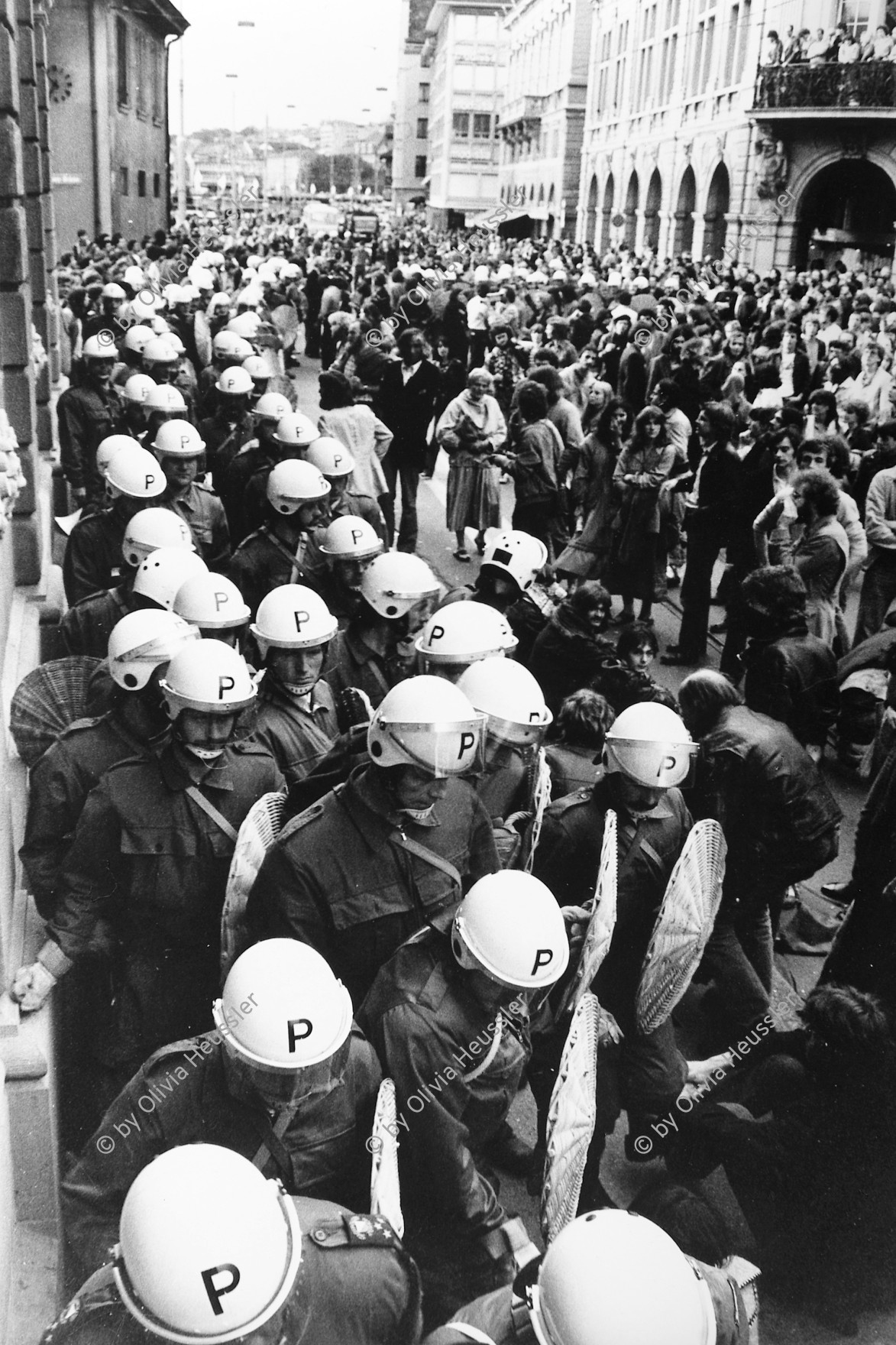 Image of sheet 19800160 photo 32: Polizeieinsatz gegen Demonstrierende vor dem Rathaus, Zuerich 1980.

Jugendbewegung Bewegig AJZ Zürcher Jugendunruhen Demonstrationen
Zürich Protest Youth movement