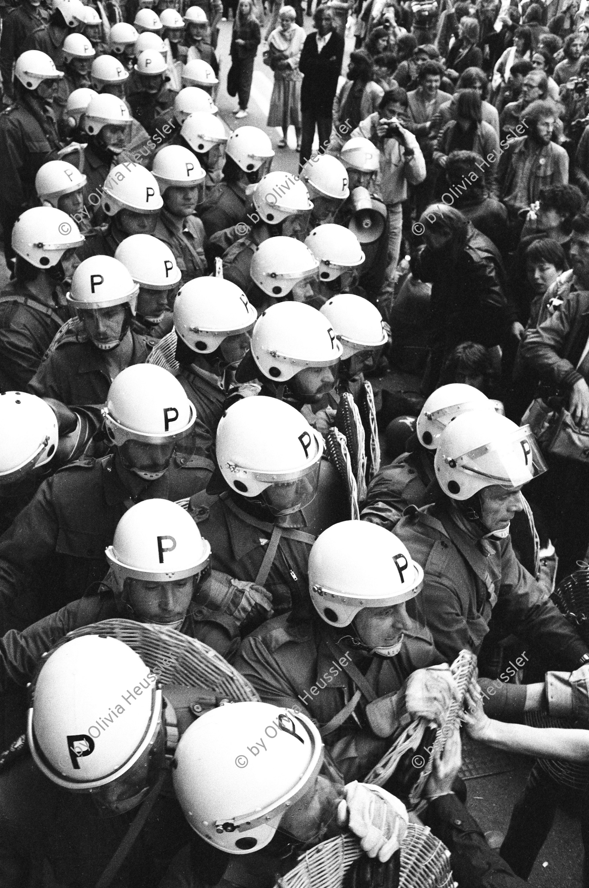 Image of sheet 19800160 photo 35: Polizeieinsatz gegen Demonstrierende vor dem Rathaus, Zuerich 1980.
Les manifestants se rassemblent devant la mairie pour demander le conseil municipal pour un centre autonome de jeunesse. Le conseil a refusé l'appel. Les manifestants persévérent, après quoi la police intervienne. Limmatquai. Zürich, Suisse

Zürich Protest Youth movement 1980 √ Aus: von Zeit zu Zeit 
Exhibition: »Counter Power« Altkirch 2017