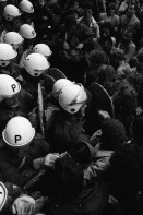Image of sheet 19800160 photo 36: Demonstrierende versammeln sich vor dem Rathaus: Sie fordern den Gemeinderat zu einer Diskussion auf. Der Gemeinderat verweigert das Gespräch. Die Demonstrierenden harren aus, worauf die Polizei eingreift. 
Zur Forderung eines Autonomen Jugendhauses wird der Platz vor dem Rathaus am Limmatquai besetzt. Sit-In Polizei Einsatz. Polizeihelme von oben herab. 

Jugendbewegung Bewegig AJZ Zürcher 
Jugendunruhen Demonstrationen
 √
Zürich Youth movement 1980
© 1980 by OLIVIA HEUSSLER / www.clic.li