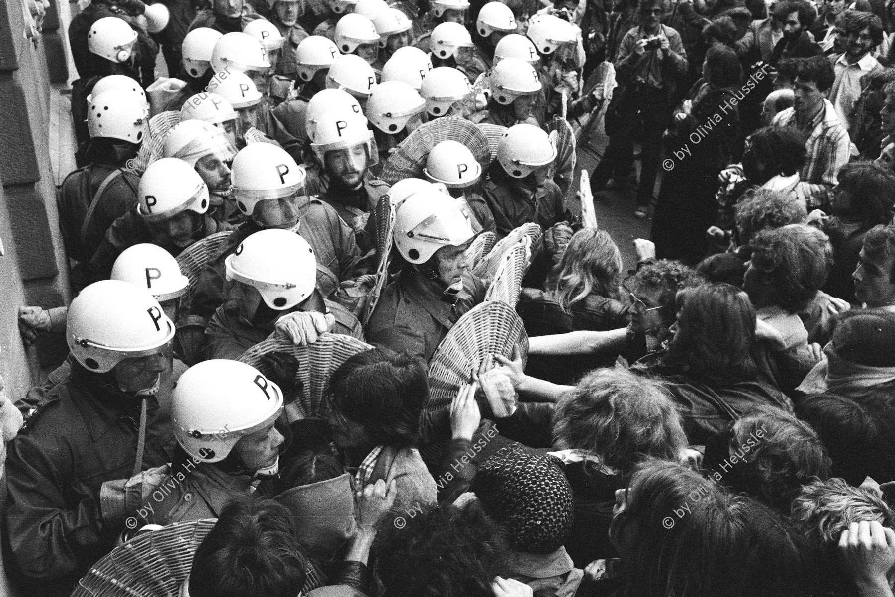 Image of sheet 19800160 photo 38: Polizeieinsatz gegen Demonstrierende vor dem Rathaus, Zuerich 1980.

Jugendbewegung Bewegig AJZ Zürcher Jugendunruhen Demonstrationen
Zürich Protest Youth movement 1980 √