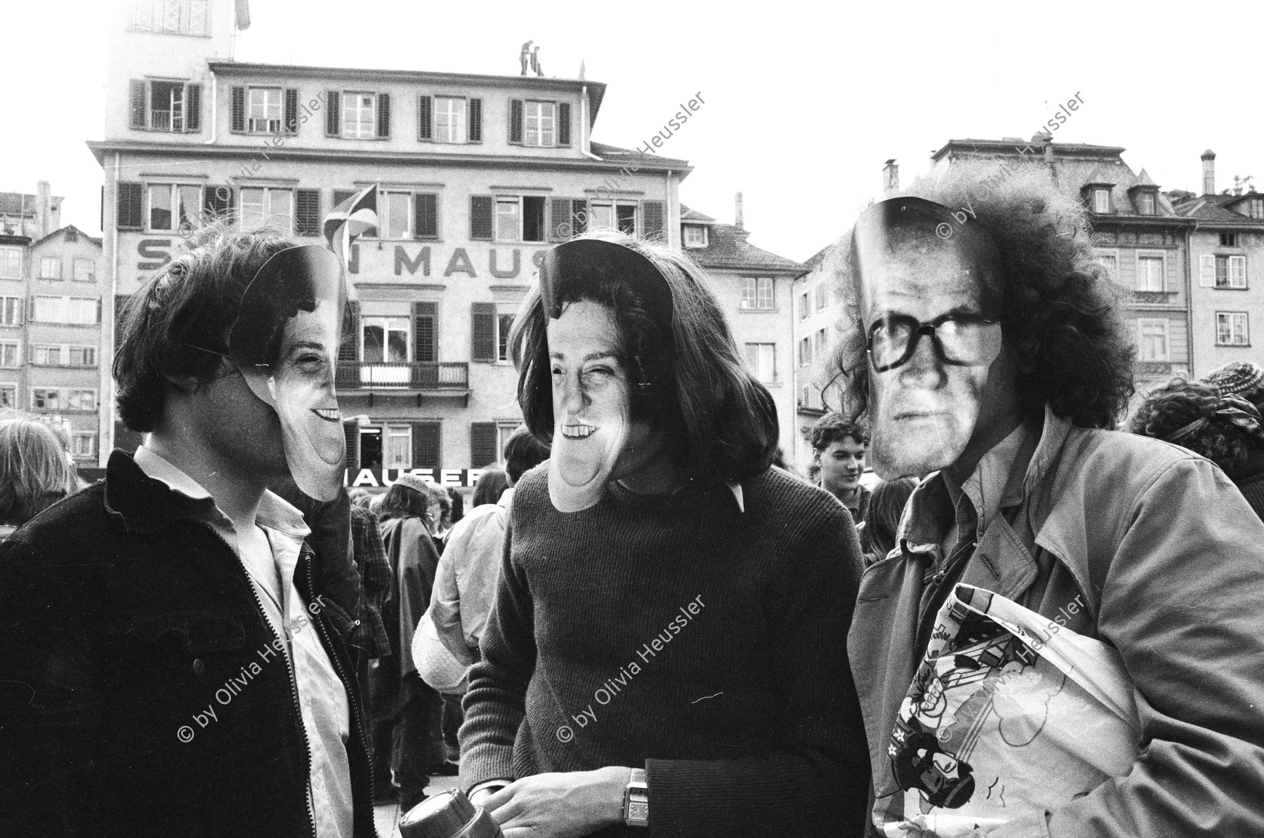 Image of sheet 19800160 photo 4: An Demonstration vor Rathaus werden Masken der Stadtraetin Emilie Lieberherr und des Stadtpraesidenten Sigmund Widmer getragen, Zuerich 1980.

Jugendbewegung