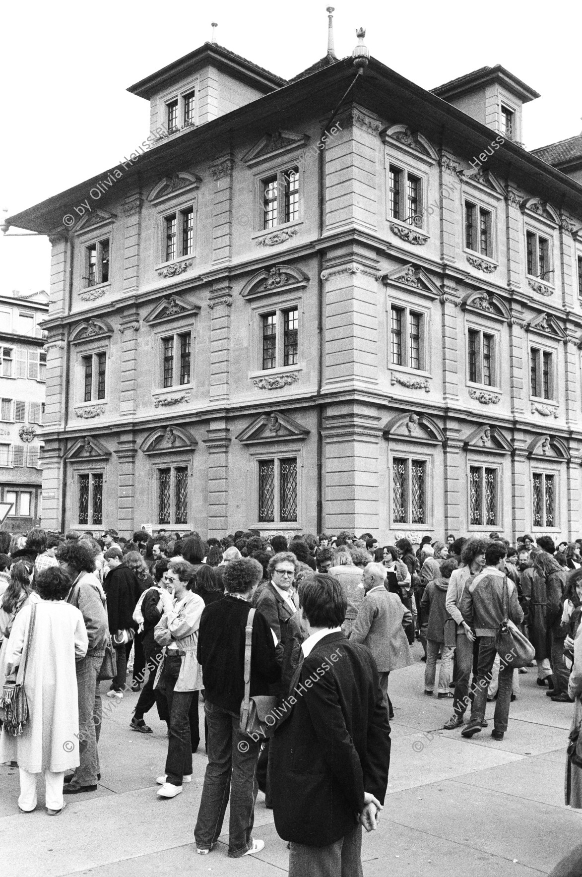 Image of sheet 19800160 photo 5: Zur Forderung eines Autonomen Jugendhauses wird der Platz vor dem Rathaus besetzt, Limmatquai Zuerich 1980.

Jugendbewegung