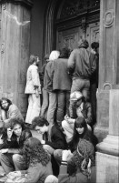 Image of sheet 19800160 photo 7: Zur Forderung eines Autonomen Jugendhauses wird der Platz vor dem Rathaus besetzt, Limmatquai Zuerich 1980.

Jugendbewegung Jürg