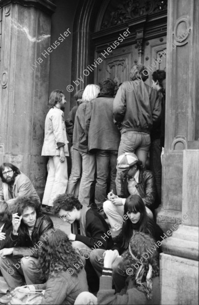 Image of sheet 19800160 photo 7: Zur Forderung eines Autonomen Jugendhauses wird der Platz vor dem Rathaus besetzt, Limmatquai Zuerich 1980.

Jugendbewegung Jürg