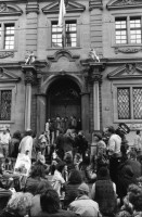 Image of sheet 19800160 photo 8: Zur Forderung eines Autonomen Jugendhauses wird der Platz vor dem Rathaus besetzt, Limmatquai Zuerich 1980.
Filmkamera Jürg Hasler
Jugendbewegung