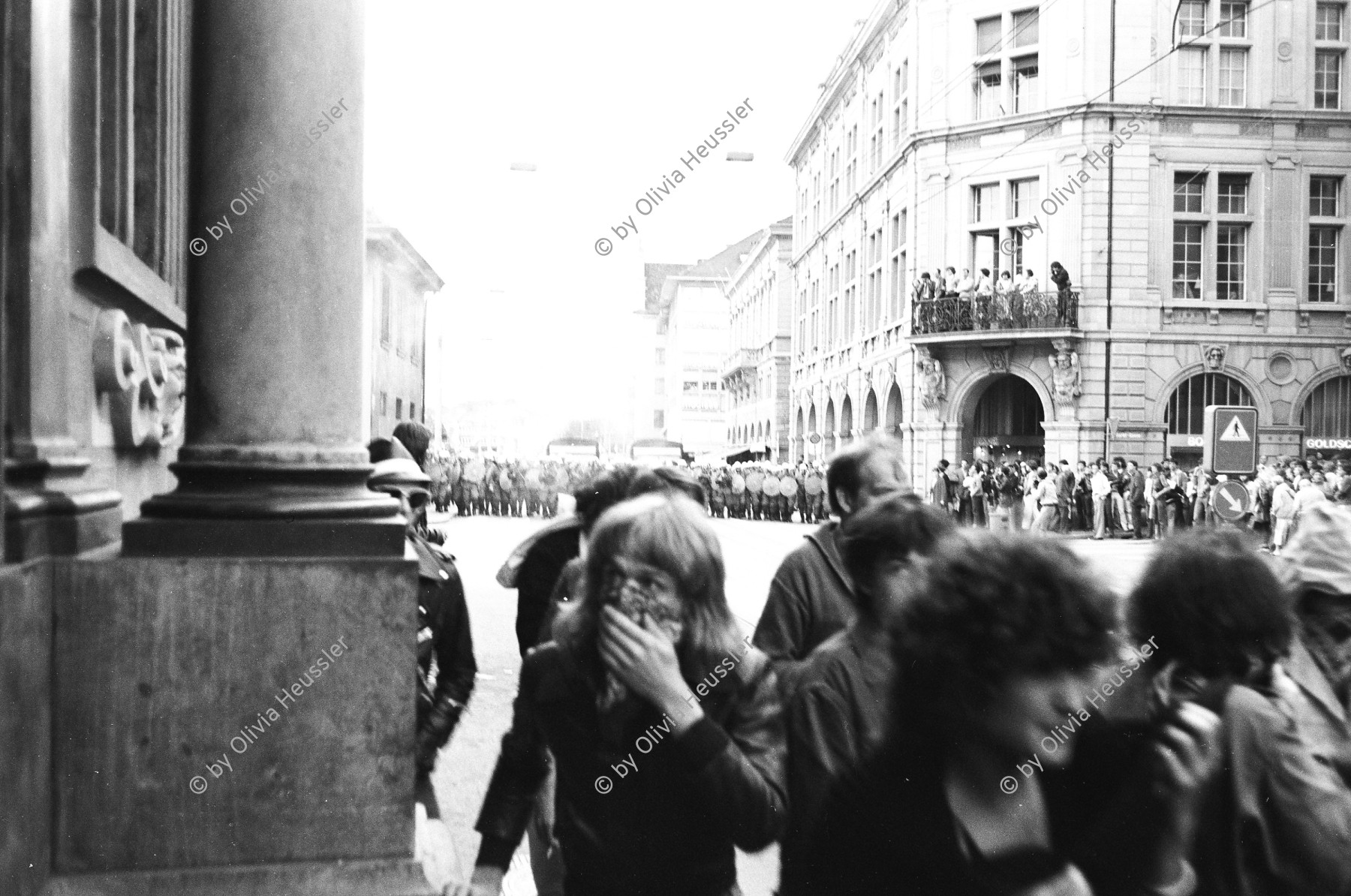 Image of sheet 19800170 photo 1: Sie fordern den Gemeinderat zu einer Diskussion auf. Der Gemeinderat verweigert das Gespräch. Die Demonstrierenden harren aus, worauf die Polizei eingreift Das Sit-In vor dem Rathaus wird von der Polizei durch einen 'Keil' zwischen dem Rathaus und den Demonstrierenden brutal aufgelöst. Die Menschen flüchten in die Gassen.  Das Limmatquai sieht einem Schlachtfeld gleich.

Zürich Protest Youth movement 1980 √ Swiss Schweiz Switzerland Altstadt Kreis 1 eins Europe