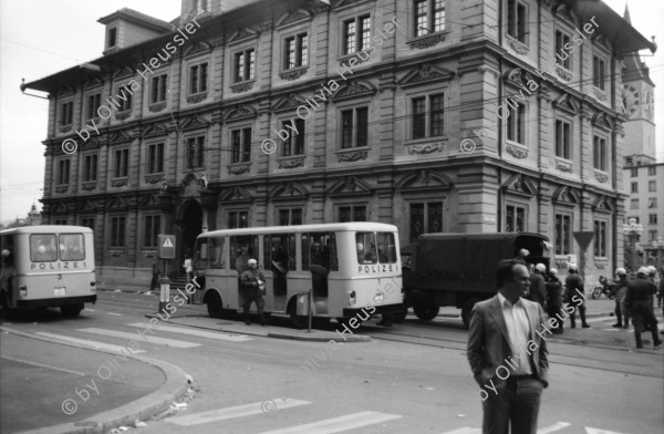 Image of sheet 19800170 photo 10: Einsatzkraefte der Polizei nach Protest vor dem Rathaus am  Limmatquai, 1980 in Zuerich.
Jugendbewegung Bewegig Zürcher Jugendunruhen Demonstrationen
Youth movement Protest Zürich Switzerland Swiss