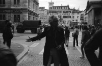 Image of sheet 19800170 photo 14: Sie fordern den Gemeinderat zu einer Diskussion auf. Der Gemeinderat verweigert das Gespräch. Die Demonstrierenden harren aus, worauf die Polizei eingreift Das Sit-In vor dem Rathaus wird von der Polizei mit Tränengas Einsatz gesprengt. Die Menschen flüchten in die Gassen. Barrikaden entstehen. Das Limmatquai sieht einem Schlachtfeld gleich.
Jugendbewegung Bewegig AJZ Zürcher Jugendunruhen Demonstrationen
Zürich Protest Youth movement 1980