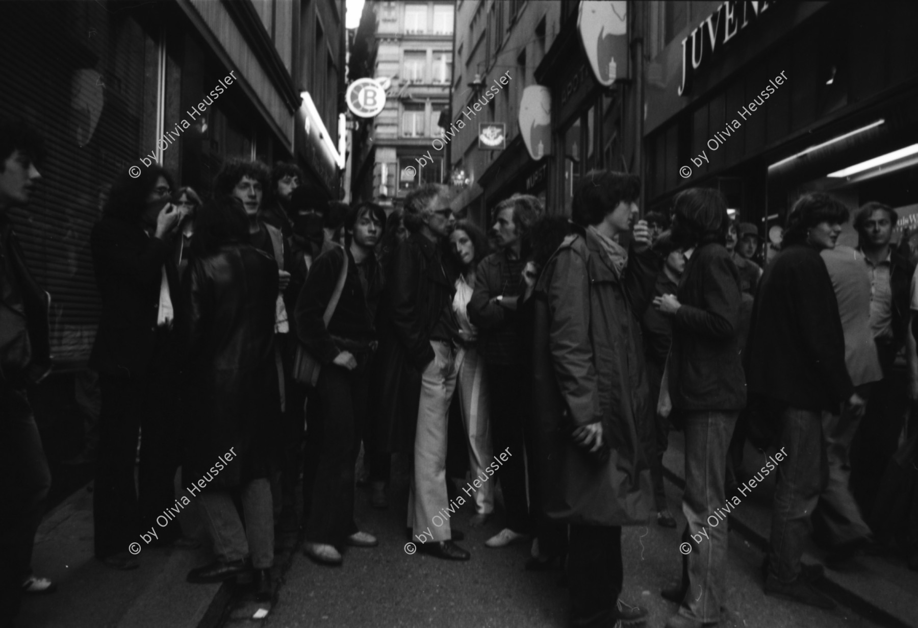 Image of sheet 19800170 photo 16: frtsg. 800160 Sie fordern den Gemeinderat zu einer Diskussion auf. Der Gemeinderat verweigert das Gespräch. Die Demonstrierenden harren aus, worauf die Polizei eingreift D Die Menschen flüchten in die Gassen. Barrikaden entstehen. Das Limmatquai sieht einem Schlachtfeld gleich.
Jugendbewegung Bewegig AJZ Zürcher Jugendunruhen Demonstrationen
Zürich Protest Youth movement 1980