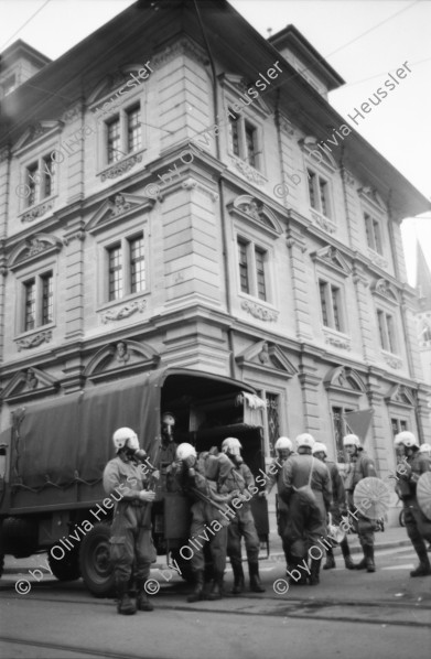 Image of sheet 19800170 photo 18: Einsatzkraefte der Polizei nach Protest vor dem Rathaus am  Limmatquai, 1980 in Zuerich.
Jugendbewegung Bewegig Zürcher Jugendunruhen Demonstrationen
Youth movement Protest Zürich Switzerland Swiss