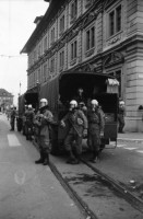 Image of sheet 19800170 photo 21: Einsatzkraefte der Polizei nach Protest vor dem Rathaus am  Limmatquai, 1980 in Zuerich.
Jugendbewegung Bewegig Zürcher Jugendunruhen Demonstrationen
Youth movement Protest Zürich Switzerland Swiss