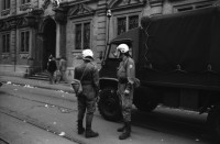 Image of sheet 19800170 photo 24: frtsg. 800160 Sie fordern den Gemeinderat zu einer Diskussion auf. Der Gemeinderat verweigert das Gespräch. Die Demonstrierenden harren aus, worauf die Polizei eingreift Das Sit-In vor dem Rathaus wird von der Polizei mit einem Tränengas Einsatz gesprengt.  Die Menschen flüchten in die Gassen. Barrikaden entstehen. Das Limmatquai sieht einem Schlachtfeld gleich.
Jugendbewegung Bewegig AJZ Zürcher Jugendunruhen Demonstrationen
Zürich Protest Youth movement 1980