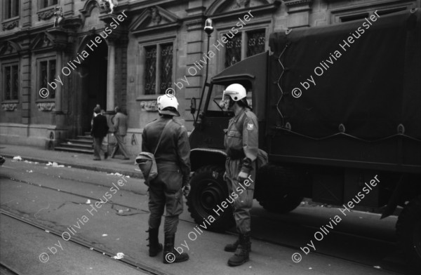 Image of sheet 19800170 photo 24: frtsg. 800160 Sie fordern den Gemeinderat zu einer Diskussion auf. Der Gemeinderat verweigert das Gespräch. Die Demonstrierenden harren aus, worauf die Polizei eingreift Das Sit-In vor dem Rathaus wird von der Polizei mit einem Tränengas Einsatz gesprengt.  Die Menschen flüchten in die Gassen. Barrikaden entstehen. Das Limmatquai sieht einem Schlachtfeld gleich.
Jugendbewegung Bewegig AJZ Zürcher Jugendunruhen Demonstrationen
Zürich Protest Youth movement 1980