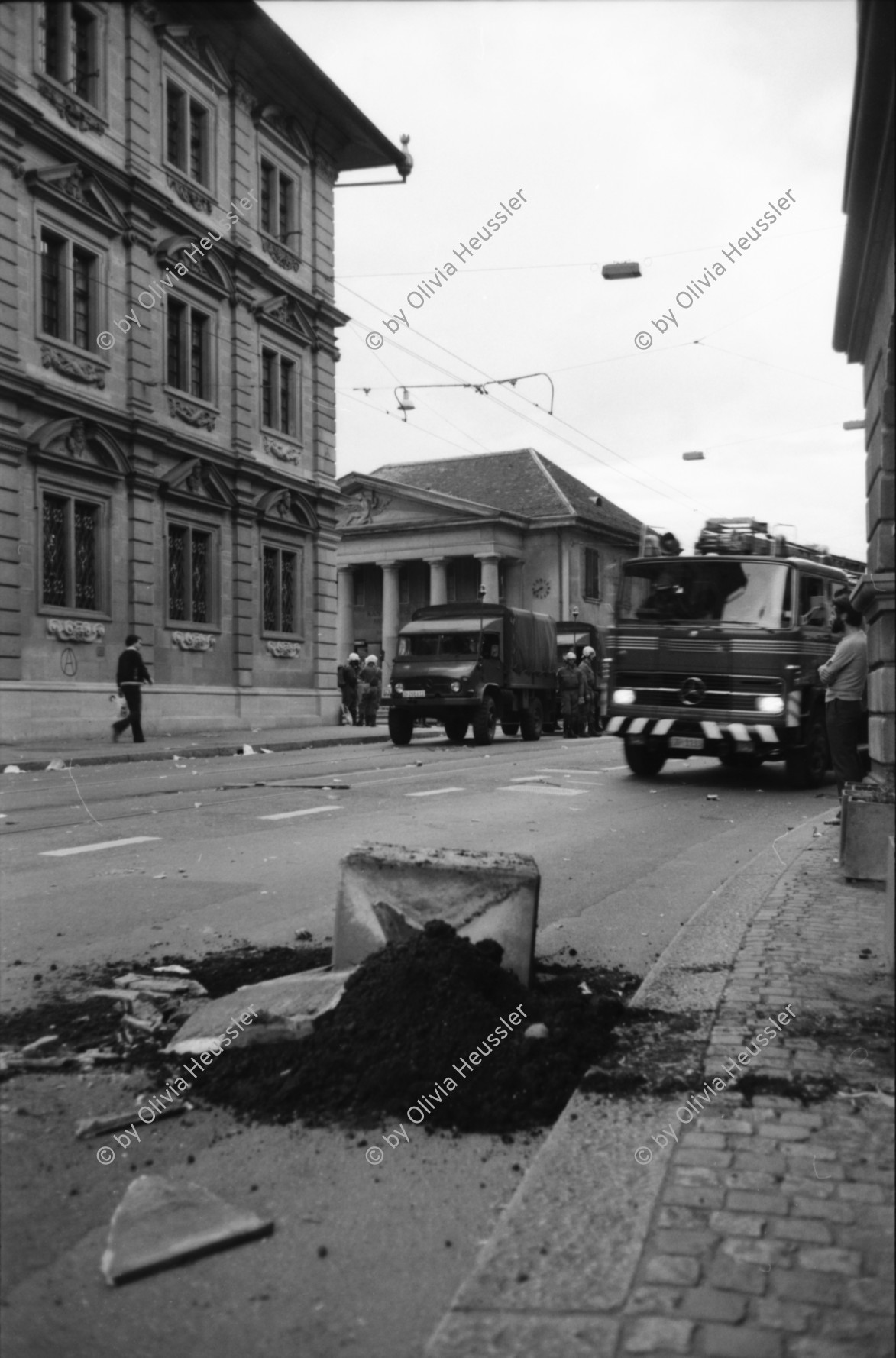 Image of sheet 19800170 photo 25: frtsg. 800160 Sie fordern den Gemeinderat zu einer Diskussion auf. Der Gemeinderat verweigert das Gespräch. Die Demonstrierenden harren aus, worauf die Polizei eingreift Das Sit-In vor dem Rathaus wird von der Polizei mit Tränengas Einsatz gesprengt. Die Menschen flüchten in die Gassen. Barrikaden entstehen. Das Limmatquai sieht einem Schlachtfeld gleich.
Jugendbewegung Bewegig AJZ Zürcher Jugendunruhen Demonstrationen
Zürich Protest Youth movement 1980