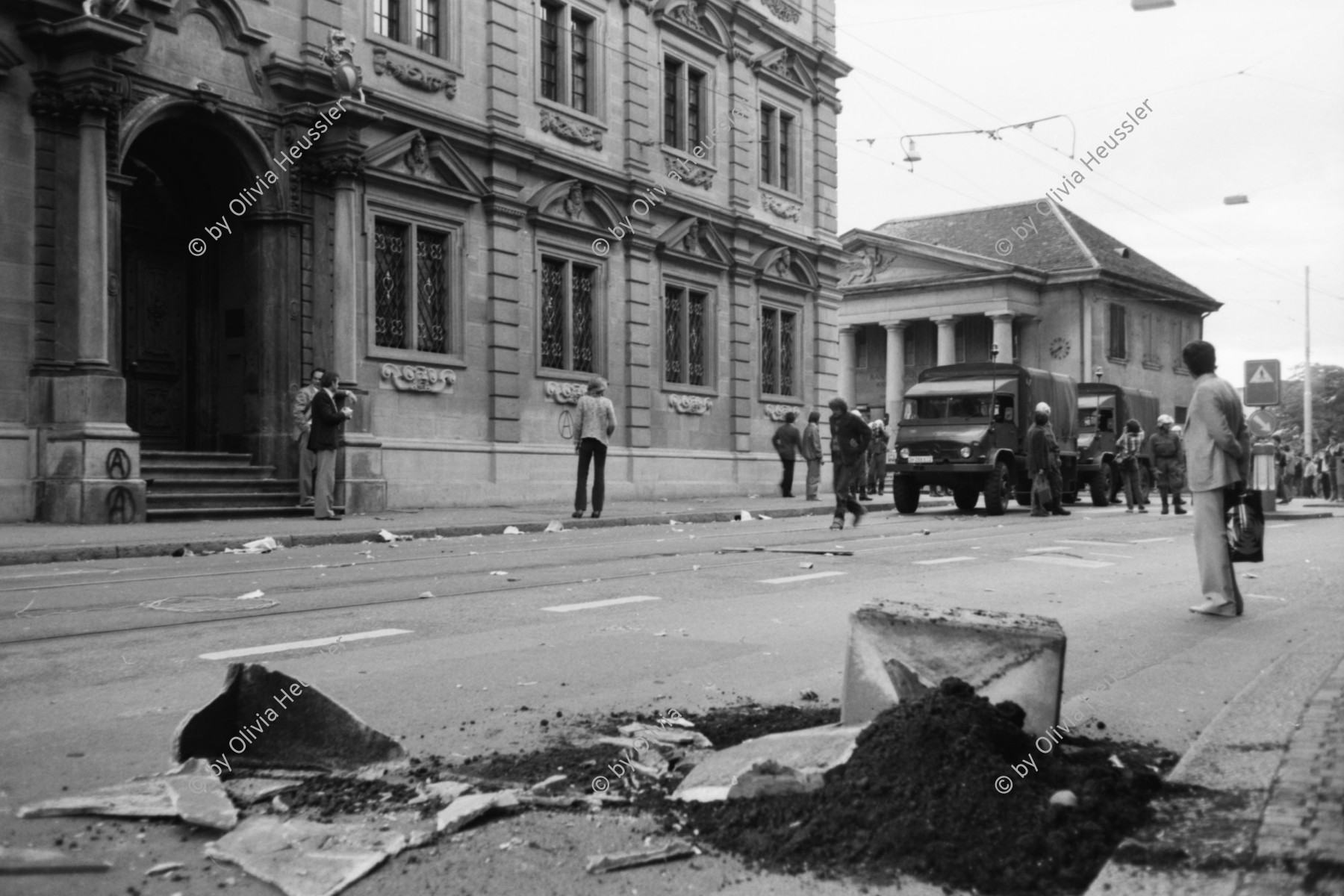 Image of sheet 19800170 photo 26: frtsg. 800160 Sie fordern den Gemeinderat zu einer Diskussion auf. Der Gemeinderat verweigert das Gespräch. Die Demonstrierenden harren aus, worauf die Polizei eingreift Das Sit-In vor dem Rathaus wird von der Polizei mit Tränengas Einsatz gesprengt. Die Menschen flüchten in die Gassen. Barrikaden entstehen. Das Limmatquai sieht einem Schlachtfeld gleich.
Jugendbewegung Bewegig AJZ Zürcher Jugendunruhen Demonstrationen
Zürich Protest Youth movement 1980 √ barricades Swiss Schweiz Switzerland Altstadt Kreis 1 eins Europe