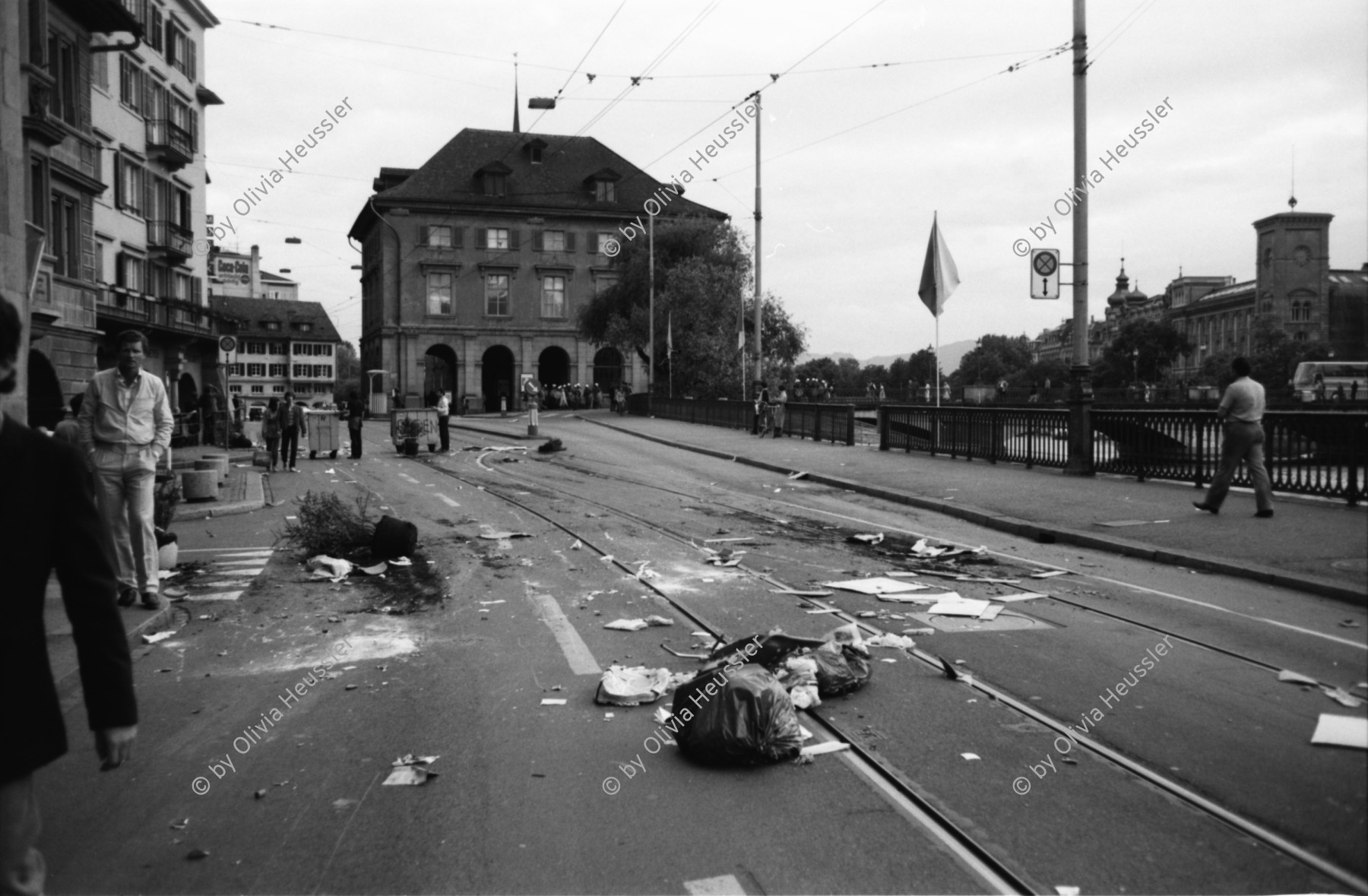 Image of sheet 19800170 photo 28: frtsg. 800160 Sie fordern den Gemeinderat zu einer Diskussion auf. Der Gemeinderat verweigert das Gespräch. Die Demonstrierenden harren aus, worauf die Polizei eingreift Das Sit-In vor dem Rathaus wird von der Polizei mit Tränengas Einsatz gesprengt. Die Menschen flüchten in die Gassen. Barrikaden entstehen. Das Limmatquai sieht einem Schlachtfeld gleich.
Jugendbewegung Bewegig AJZ Zürcher Jugendunruhen Demonstrationen
Zürich Protest Youth movement 1980 √ Swiss Schweiz Switzerland Altstadt Kreis 1 eins Europe