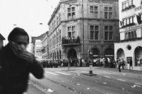 Image of sheet 19800170 photo 3: Nach einem Sit-In 'Bewegter' vor dem Zürcher Rathaus flüchtet ein Mann vor Tränengas, Schweiz, Juni 1980.
Youth movement protest Zürich 1980 √ Swiss Schweiz Switzerland Altstadt Kreis 1 eins Europe